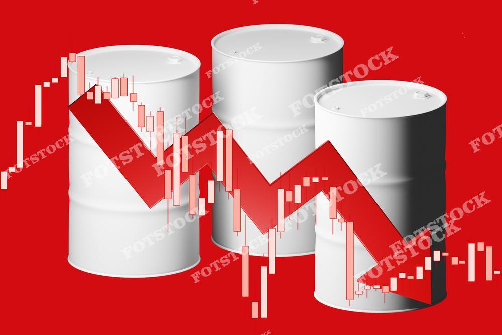 На изображении белые бочки с нефтью на фоне красного графика и стрелки, символизирующей снижение цен. Свечной график подчеркивает динамику рыночных изменений. Иллюстрация отображает экономический спад и проблемы в нефтяной индустрии.
